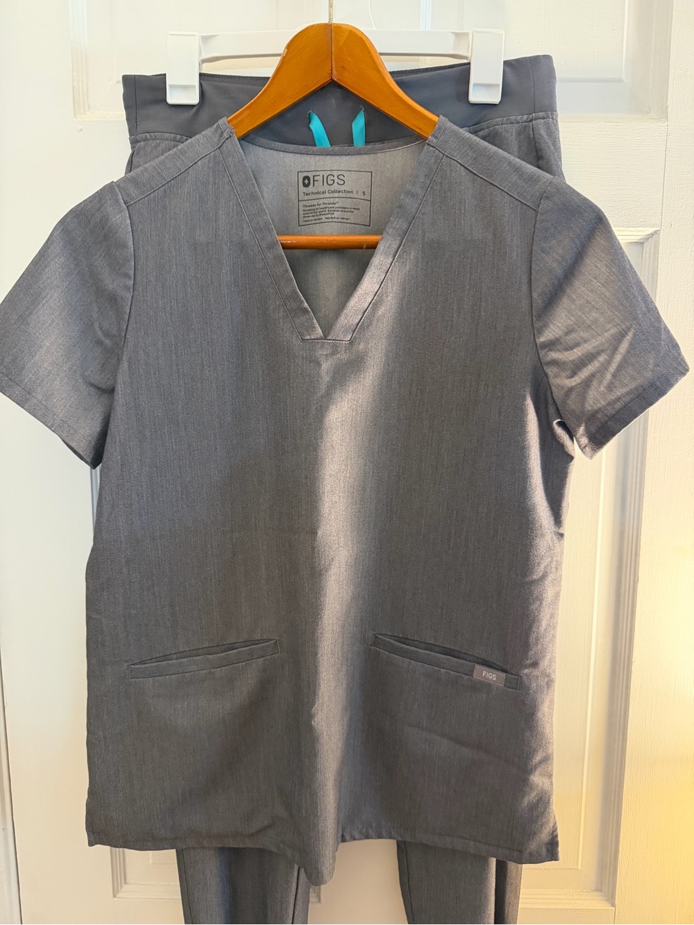 Figs Women’s Gray V-Neck Scrub Top and Bottoms